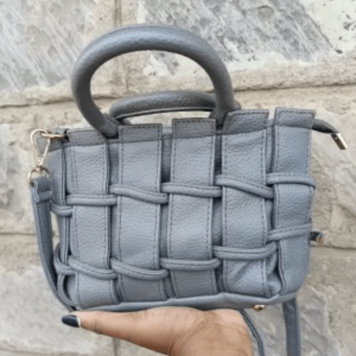 Grey handbag which can be used also as a crossbag.